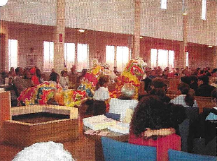 A group of people in a room

AI-generated content may be incorrect.