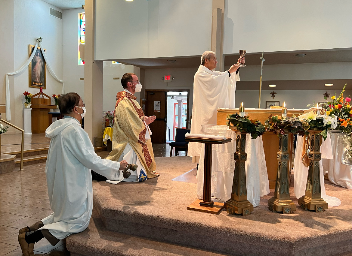 A group of people in white robes and robes

AI-generated content may be incorrect.