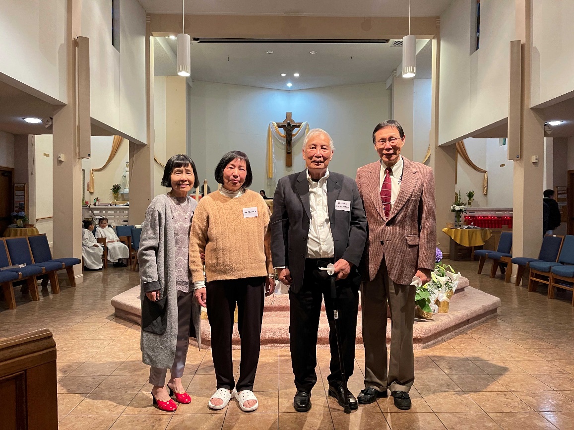 A group of people standing in a room

AI-generated content may be incorrect.