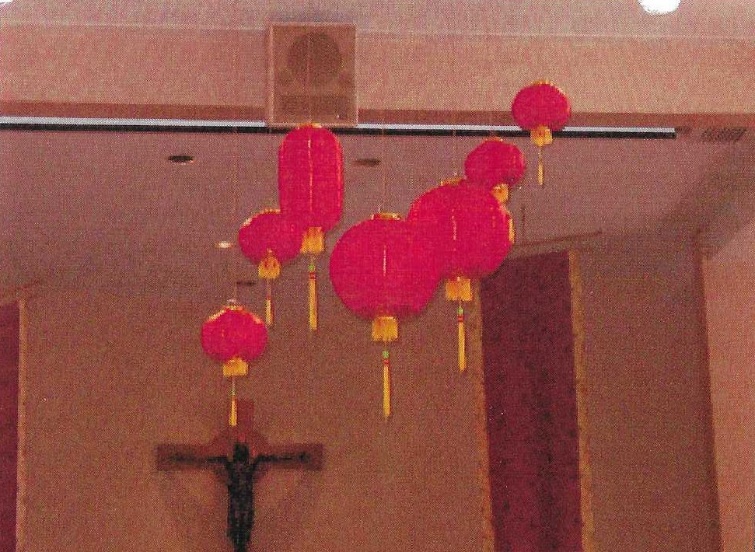 A group of red lanterns from a ceiling

AI-generated content may be incorrect.